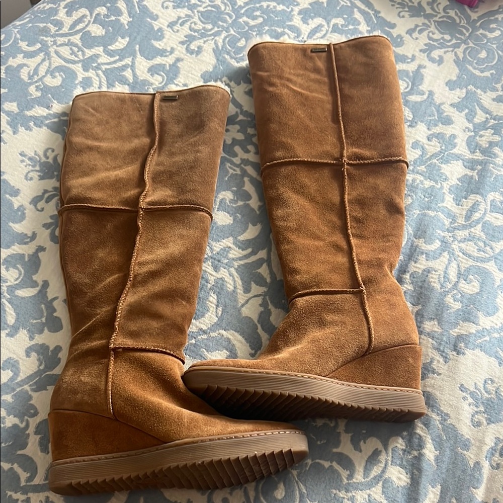 Sofft Tan Wedge Shoes with Stylish Design